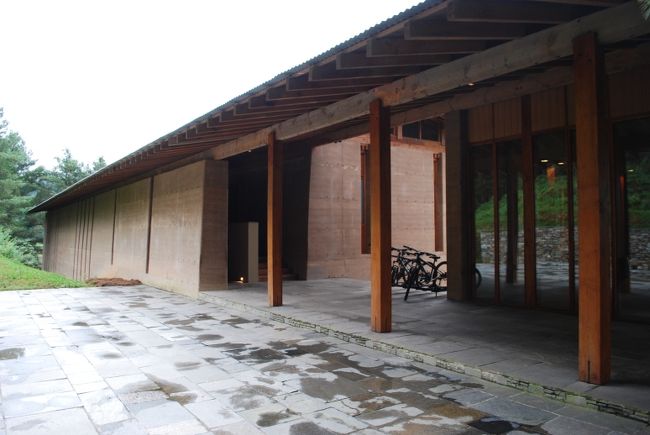 ガンテの門前から車で10分ほど、アマンコラ・ガンテに到着です。<br /><br />木と土壁が印象的な建物。なんと、お客は私たちだけ。貸切です。