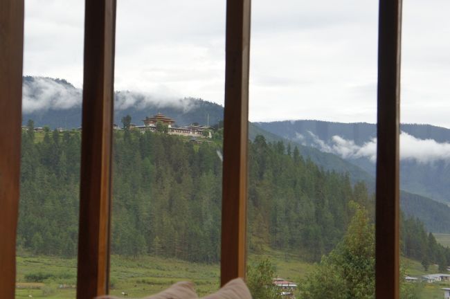 アマンコラのリビングから。目の前にガンテ・ゴンパが見えます。<br /><br />気持ちいいですねー。