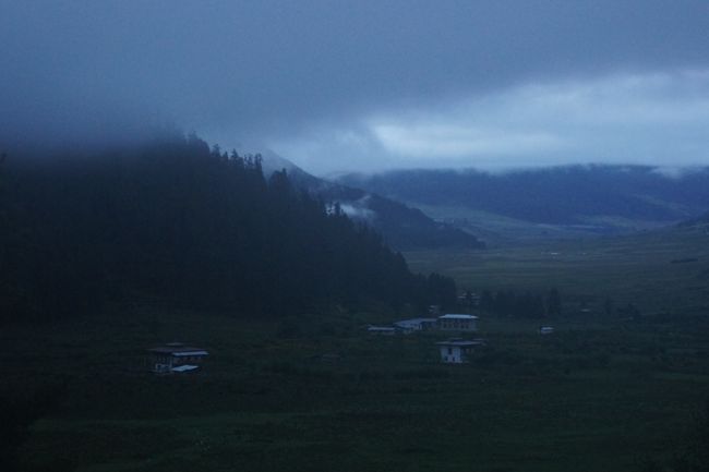 翌朝。夜明け前。ガンテ・ゴンパは霧の中。