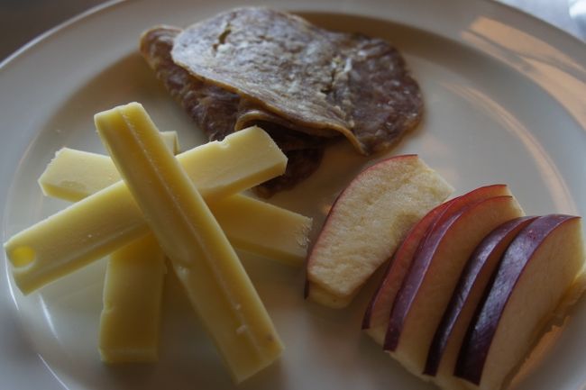 今日はブムタンまで移動。早めの朝食をしっかりとって…<br /><br />ブータンの生ハムとチーズとリンゴのプレートです。