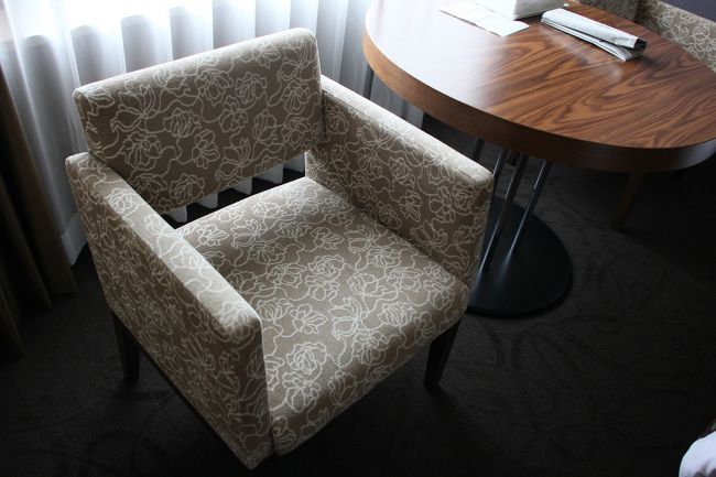 寛ぎの場所…このチラッと写ってるテーブルが、今まで泊まったホテルの中でも大きくて高さもあって、とてもしっかりしててビックリ!!<br /><br />部屋もスタンダードだったんだけど…<br /><br />系列のホテルは、みな同じテーブルなのかなぁ〜<br />(?_?)<br /><br />