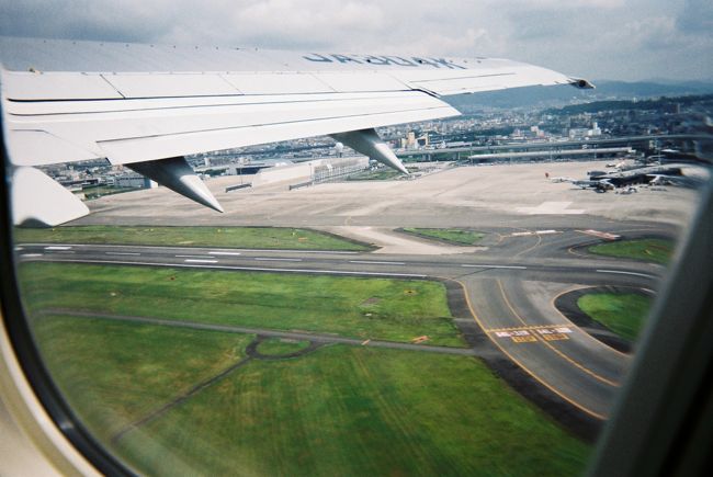 さてここからは『写るんです』のフィルム画像になります。<br /><br />皆さんもご存じの通り日本の航空会社は、デジカメなどの電子機器類は離発着時は使用禁止なので…<br /><br />しかし久々に見るフィルム画像って、なかなか趣があります。<br /><br /><br />行って来るね〜、大阪!!<br />(@^^)/~~~<br /><br />