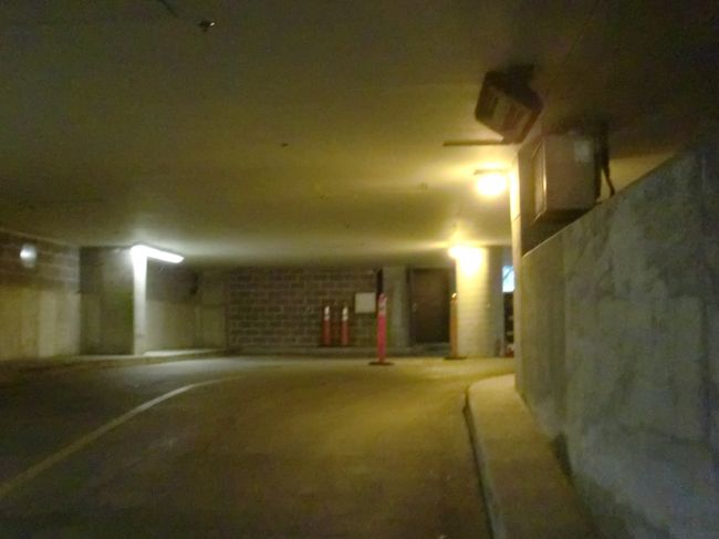 うまいＰがみつからなかった。まぁ、高くてもいいや<br /><br />ということで、マリオネットだかマリオットだか知らないが<br /><br />高そうなホテルのＰの入口ゲート前に停まった。<br /><br />何とか・・・で、ゲート開かず。<br /><br />＋私のレンタカーの後ろには車の列ができる<br /><br />＋　ＮｏＷａｙ！<br /><br />→後ろの車から運ちゃんがおりてきた<br /><br />うだうだ言っていた<br /><br />が、カードを挿入してゲートを開けてくれた<br /><br />中に入ってＰできた<br /><br />が、オイオイ私はカードが無いぞ！<br /><br />とその運ちゃんに言ってやったが、大丈夫だ、と。<br /><br />25714mi（LA=23188mi）