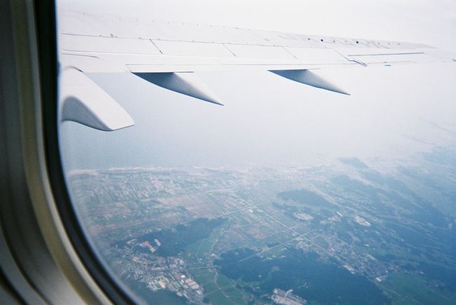 新幹線みたいに広い座席ではありませんが、やはり飛行機は速いものでもう仙台上空となりました。<br /><br />着陸態勢です。<br /><br /><br /><br /><br /><br /><br /><br />