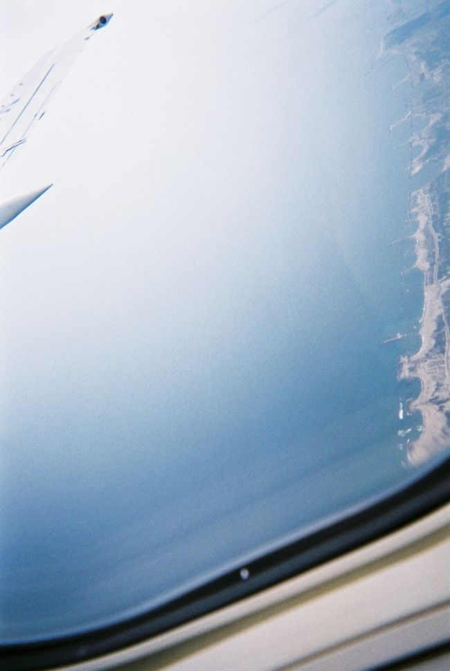 腕が悪くてあまりハッキリ写ってませんが、右手に津波で被害を受けた海岸線を見る事が出来ます。<br /><br />メディアを通して見るより、この自分の目で実際に見るのとは大違いだと思いました…<br /><br />とても大きな哀しい傷跡です。<br /><br />そしてそんな牙を向いた海とは思えないくらい…穏やかでした。<br /><br /><br />