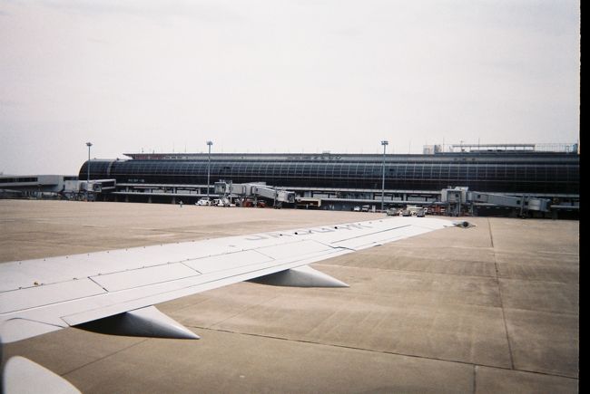 仙台空港です。<br /><br />津波に飲み込まれたあの映像が思い出されます。<br /><br />それを思うと本当に凄い尽力が結集されて、再開されたと思います。<br /><br />尽力された方々、お疲れ様でした。<br /><br />そして、ありがとうございました。<br /><br /><br /><br /><br /><br /><br />