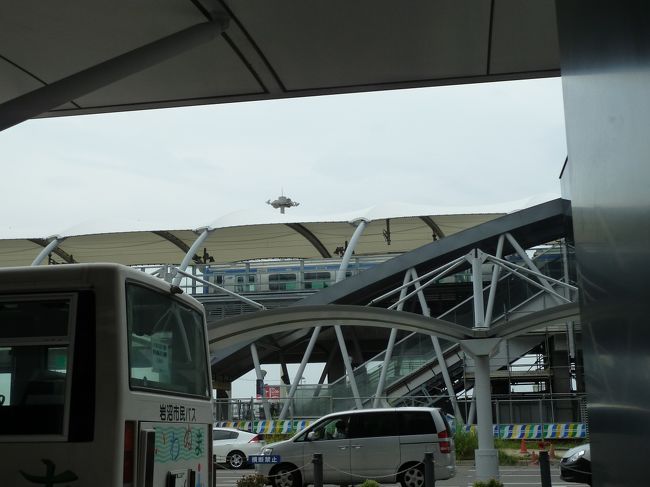 でもふと見ると、あの日のままか、ホームに停まったままの電車が…<br /><br /><br />仙台空港アクセス線は先月から、JR仙台駅から美田園駅間の運行は再開出来たそうです。<br /><br />美田園駅から仙台空港駅までは、引き続き代行バスで運転だそうです。<br /><br />