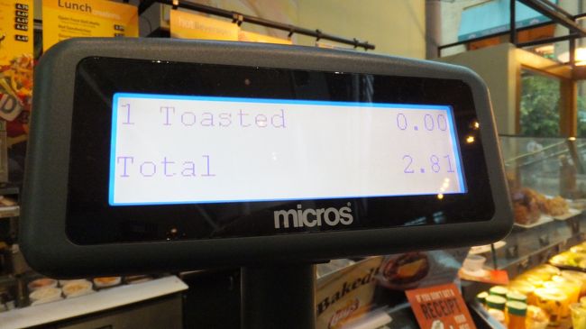 恐らくシナモン、レーズンのベーグルに<br /><br />プレイン・チーズクリームをはさみ<br /><br />トースティドゥ（ｔｏａｓｔｅｄ）で<br />