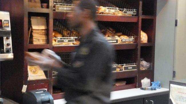 $2.81<br /><br />おにいさん、頑張ってくれています