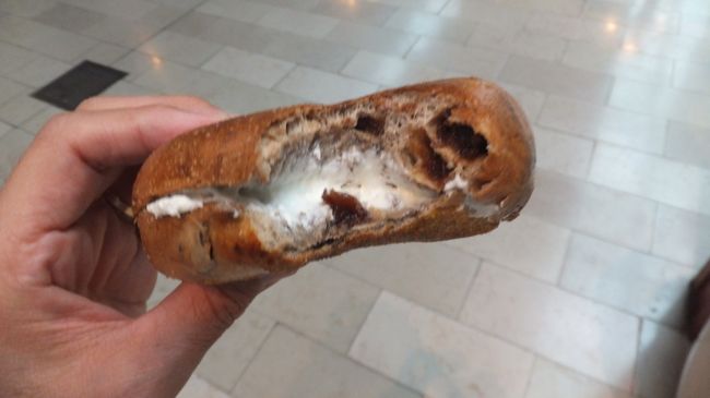これをユニオンステーションで<br /><br />食べ歩く。　それがナイス。<br /><br />たまにレーズンの食感を楽しみながら<br /><br />プレイン・チーズクリームのチトバイ<br /><br />酸っぱさにもセントルイスを<br /><br />感じる。<br /><br />