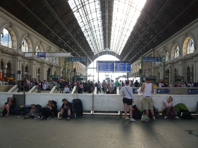 構内には座り込んでいる旅行者（？）が大勢います。