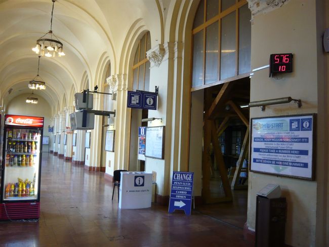 この入口脇の機械で番号札を取って順番を待つ方式でした。