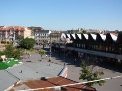 地下鉄２号線のSzéll Kálmán tér駅。「地球の歩き方」には「Moszkva tér」駅と記載されていましたが、駅名が変わっていました。検索してみたところ、どうやら2011年5月12日に駅周辺の広場の名称が「モスクワ広場」から「Széll Kálmán広場」に変更されたようです。その他にも変更されている駅名がありました。
