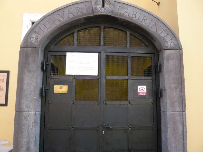 王宮地下迷宮。"Because of technical issues closed for an indefinite period!"（技術的な問題により無期休館）との貼り紙がされており、残念ながら入場できませんでした。