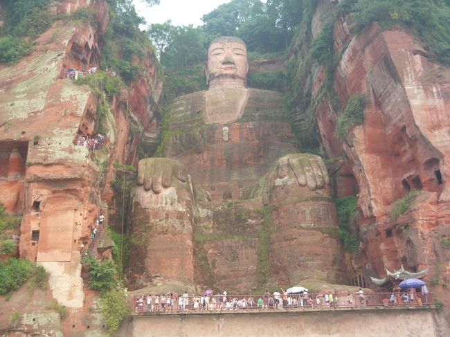 楽山大仏の全景です。それほど大きいという印象がありませんでしたが、大仏の足元の人間の大きさと比べると大きな大仏です。