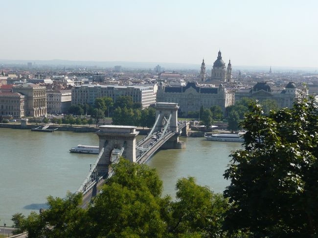 くさり橋と聖イシュトヴァーン大聖堂が見えます。