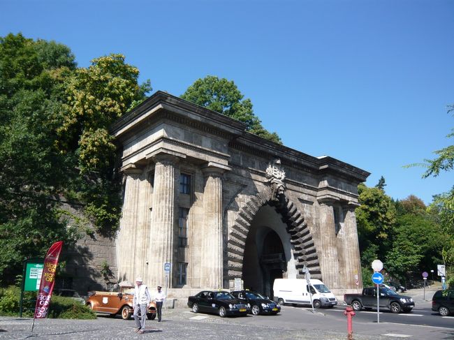 王宮の丘の下をくぐるトンネル。