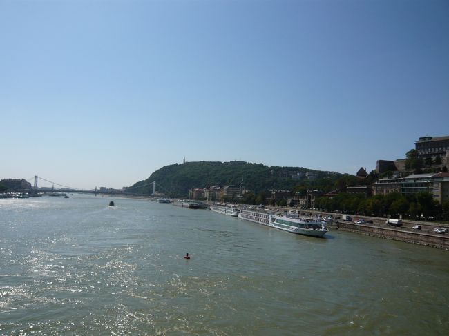 くさり橋から見たゲッレールトの丘方面。