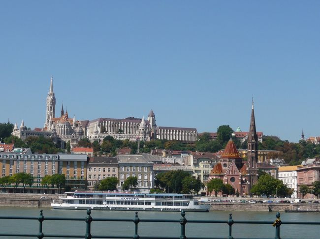ドナウ川の対岸から見てもマーチャーシュ教会が目立ちます。