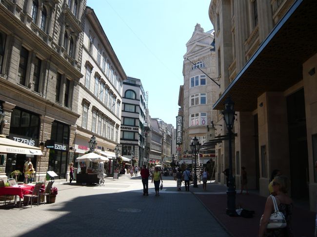 ヴァーツィ通り。ブダペスト随一の繁華街だそうです。