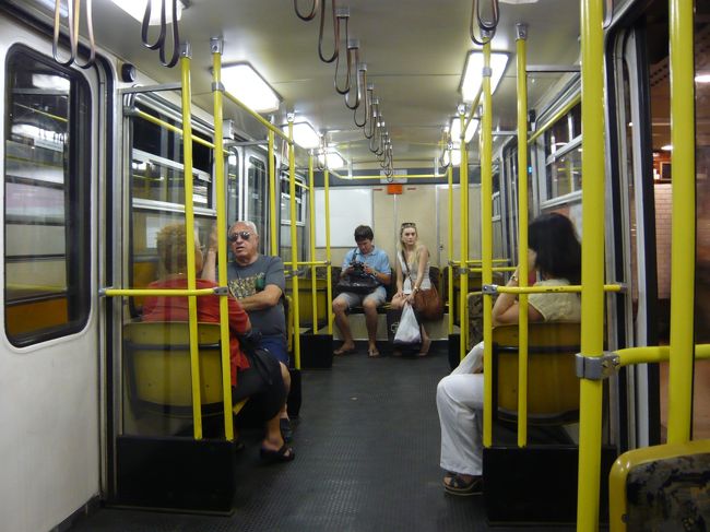 地下鉄の車内。