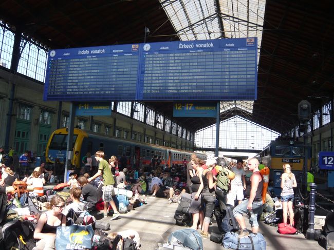 構内は座り込んだ人で埋め尽くされています。皆、旅行者でしょうか？