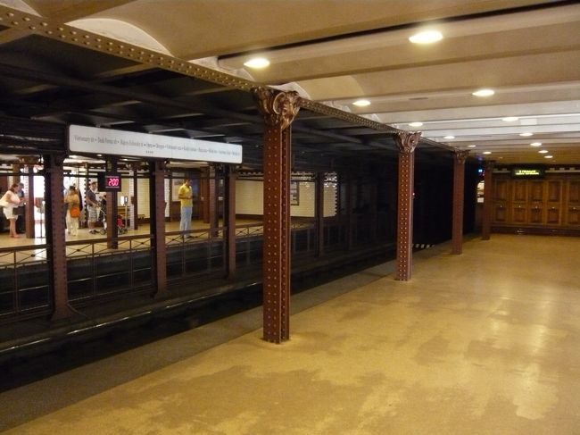 地下鉄１号線のホーム。長いエスカレーターを下る２号線・３号線と違い、地上から階段を下りるとすぐにホームです。