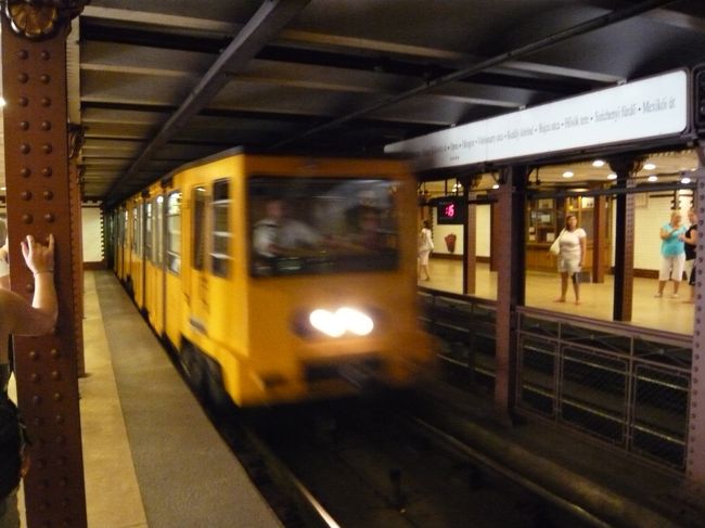 地下鉄１号線。世界で３番目（電気運転では世界初）の地下鉄だそうで、車両もホームもかなりレトロな雰囲気。