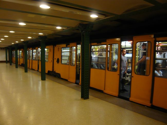 車両の編成はとても短く、各車両もこじんまりしています。