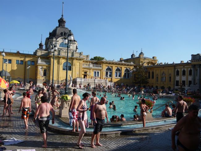 屋外温泉プール。