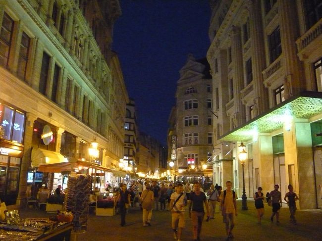 夜のヴァーツィ通り。