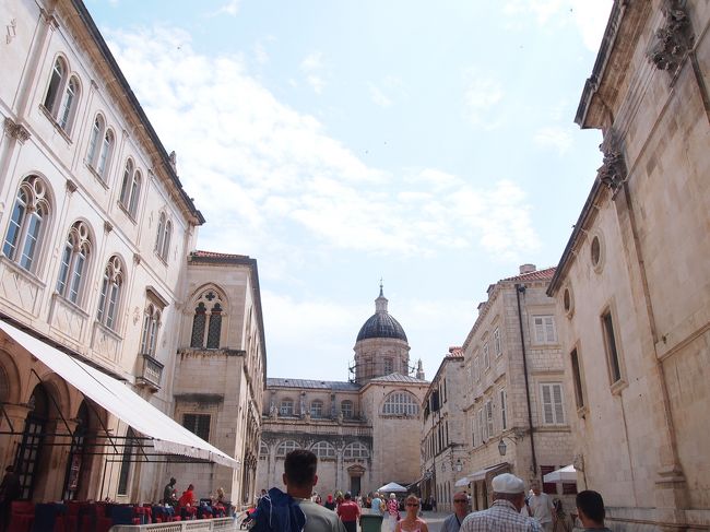 ハトとかパサバサって飛んで行って<br />鐘の音も聞こえて<br />映画の中にいるみたいでした