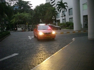 １００２０６－０６３５．土曜。アパートからタクシーで出る。バンコク病院の健康診断は３回目。