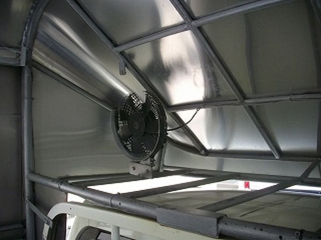 １０４６．乗り込んだシャトルバスの天井。