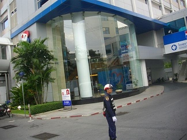 １０４８．シャトルバス内からバンコク病院内警備員。