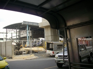 １１００．空港までのSARLエアポートリンク車両が並んでいます。クロンタン駅近く。