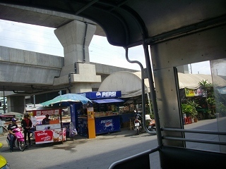 シャトルバスは乗ったところに戻る。なあんだ。クロンタン駅までの往復しかしないのか。