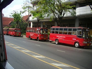 １１１８．赤バスが途上駐車で並んでいます。