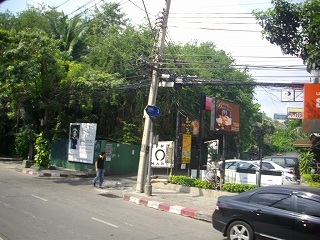 赤バスはトンローソイ１を右折して入りスクンビット通り手前で下車。客を降ろしたらソイトンローに戻りバス停で次の客を待つようだ。