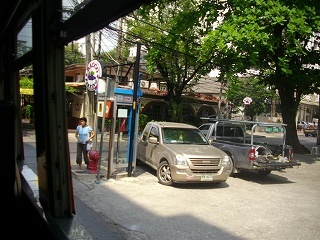 １１２８．めずらしく電話ボックス。雨を除けることが出来ますね。