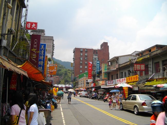 駅前通り右角に九イ分行きバス亭あり