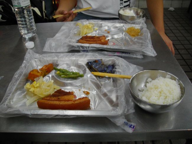 豚の角煮、なすの炒め物（ちょっと辛い）<br />玉ねぎ卵とじ（親子丼の様な味）油揚げの煮たもの（いまいち）<br />ご飯合計８０元<br /><br />おいしかった