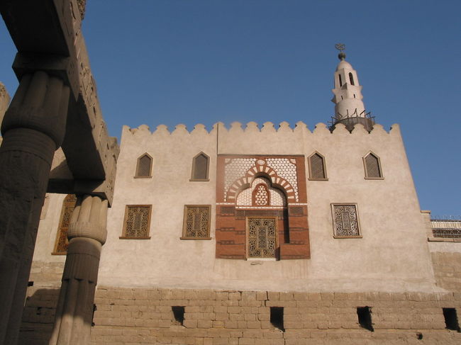 【ルクソール神殿】<br />砂に埋もれたルクソール神殿の上に後世の人がモスクを建ててしまったそうです。