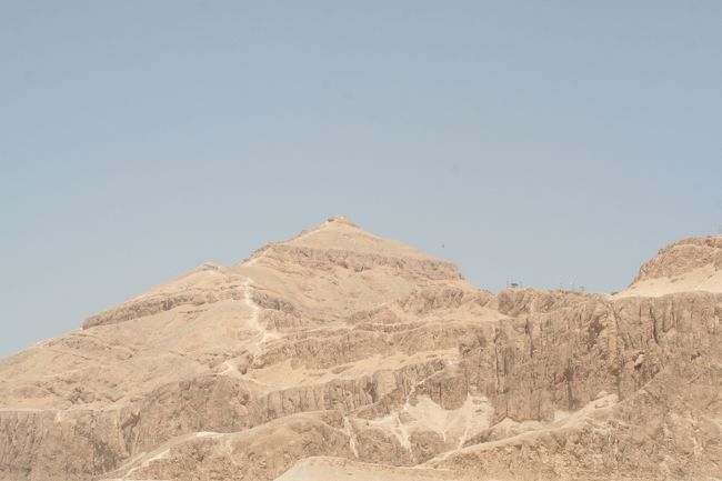 【王家の谷】<br />２年前に来たときには入場しなかったツタンカーメン墓に今回は入場。入口のチケット売り場ではエジプトポンドしか使えず、エジプトポンドを持たない私たちは入れないかと思ったけど、ガイドさんのご助力により、なんとか入ることができました。ツタンカーメン墓は他のお墓に比べると小さいけれど、本来の場所にミイラがある唯一のお墓、ということでいろいろ感慨深く、入ってよかったです。