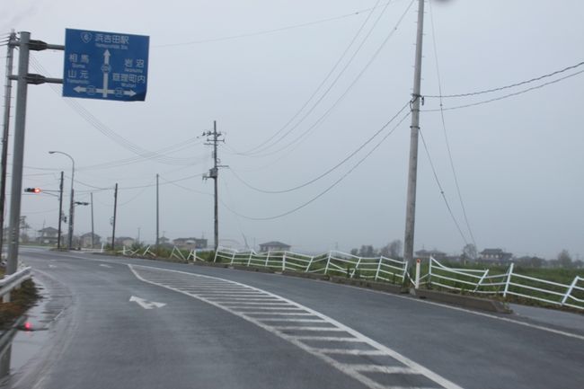 ひとけはゼロに等しいです<br />瓦礫を運ぶトラックしかいない程です。