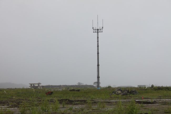 山元町でしょうか<br /><br />この地帯は崩壊した家が2件と瓦礫置き場の中学校しか建物がありませんでした。<br />人の気配がありません。<br /><br /><br />防災無線がたたずむ景色がさびしすぎます。