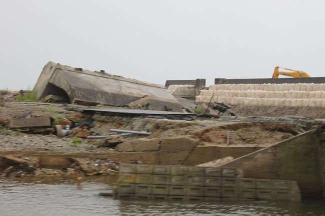 堤防が破壊されるなんて、波の力は恐ろしいです。<br /><br />TVで何度も何度も見た風景を自身の目で感じる事ができて<br />何かできないか、と強く思う反面あまりの自分の無力さにどうにもならない気持ちが残りました。<br /><br />少しずつですが、現地は地道に回復に向かっているように感じました。<br />でも、全然まだこのまま…って思う部分も多いとも思いました。<br /><br />地元の方々は苦しみ、でも頑張っています。