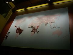 火曜。SAB 店内の壁にコーヒー産地を表す世界地図。