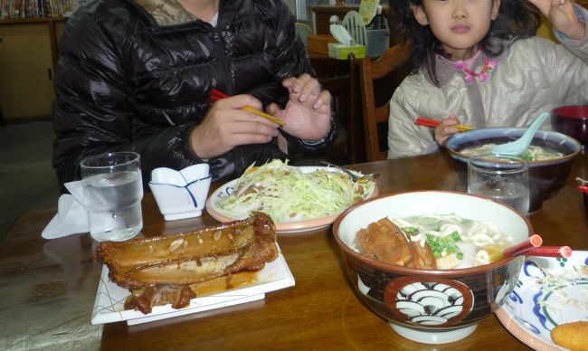 帰りにおいしいと評判の「なかま食堂」で晩御飯。<br />ソーキそば（ソーキの大きさにご注目！）、ゴーヤーちゃんぷる、カマンベールチーズフライなど、何を食べてもおいしかったです。お店のお姉さんも、子供にも優しく、ヨーグルトをサービスしてくれました。
