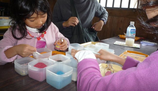 ここでは、サンドボトルを作りました。<br />他の工作よりはリーズナブルでした。（砂を入れるだけで、手がかからないからかな？）